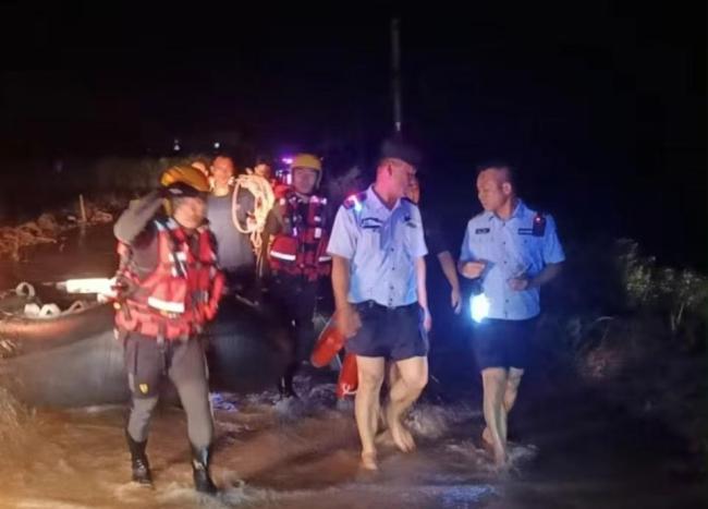 台风中湛江辅警砸车玻璃救出3人 英勇救援温暖人心(图1)