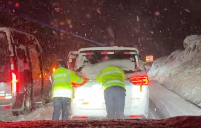 喀纳斯景区公路因暴雪拥堵交警深夜冒雪推车当地：疏通完毕交通管制未解除游客暂不能进入(图1)