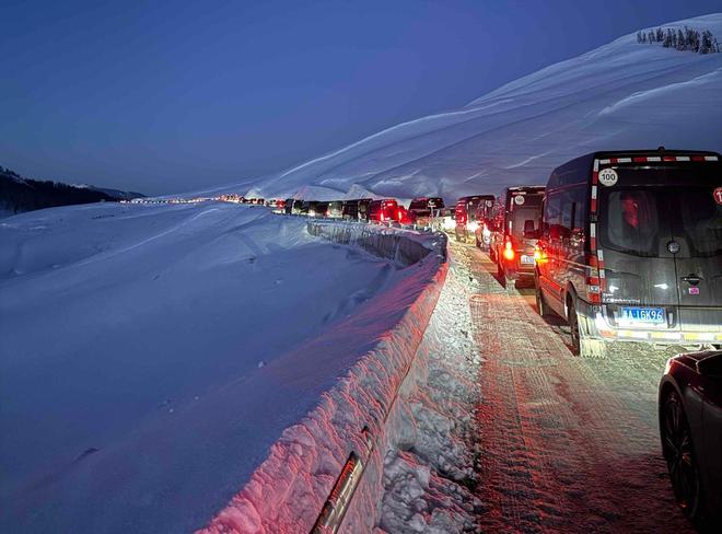 喀纳斯景区公路因暴雪拥堵交警深夜冒雪推车当地：疏通完毕交通管制未解除游客暂不能进入(图2)