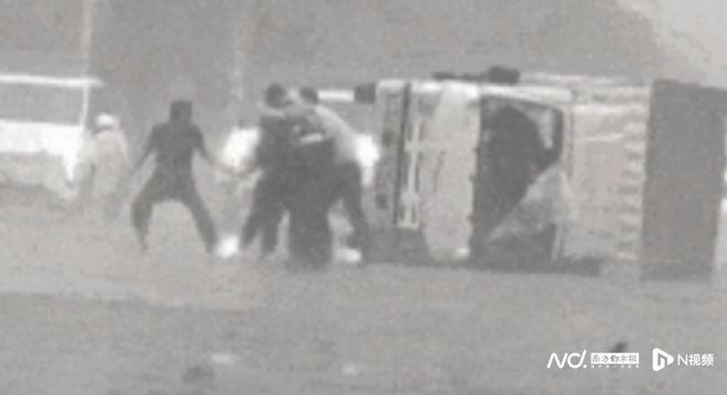 回访台风天砸挡风玻璃救出3人的湛江辅警：另一救人者没留名(图2)