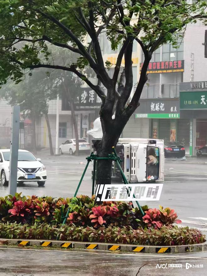 回访台风天砸挡风玻璃救出3人的湛江辅警：另一救人者没留名(图1)