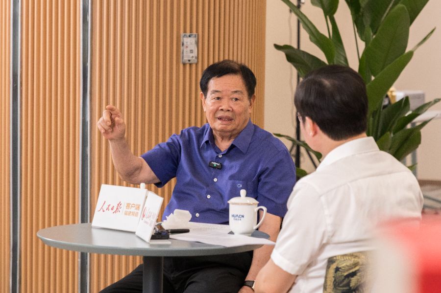 人民日报专访曹德旺：民营企业家应当有抱负、有责任、有胸怀境界(图2)