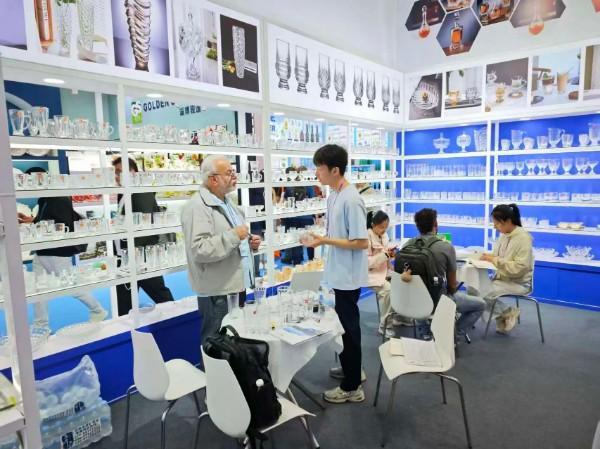 广交会上引高端采购商驻足！河南晶瑞集团：从获嘉制造到中国创造 玻璃制品惊艳全球(图3)