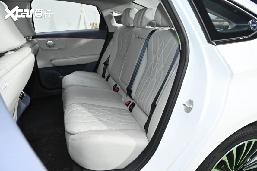 10万级混动家轿怎么选？奇瑞风云A8L对比秦L看完不纠结！(图12)