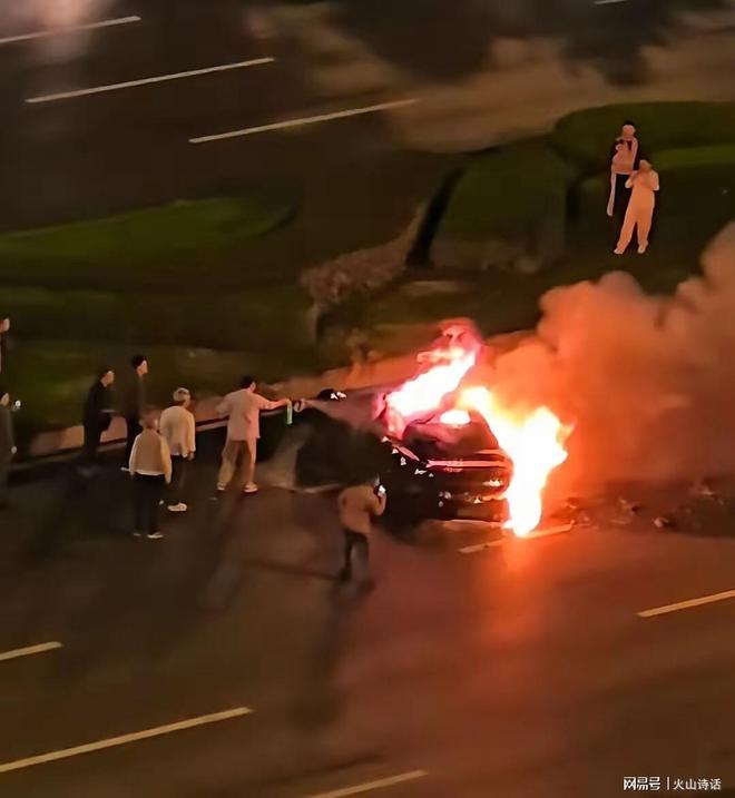 su7车祸现场有人从前挡玻璃爬出！粉丝怒赞车结构强度确实高(图3)