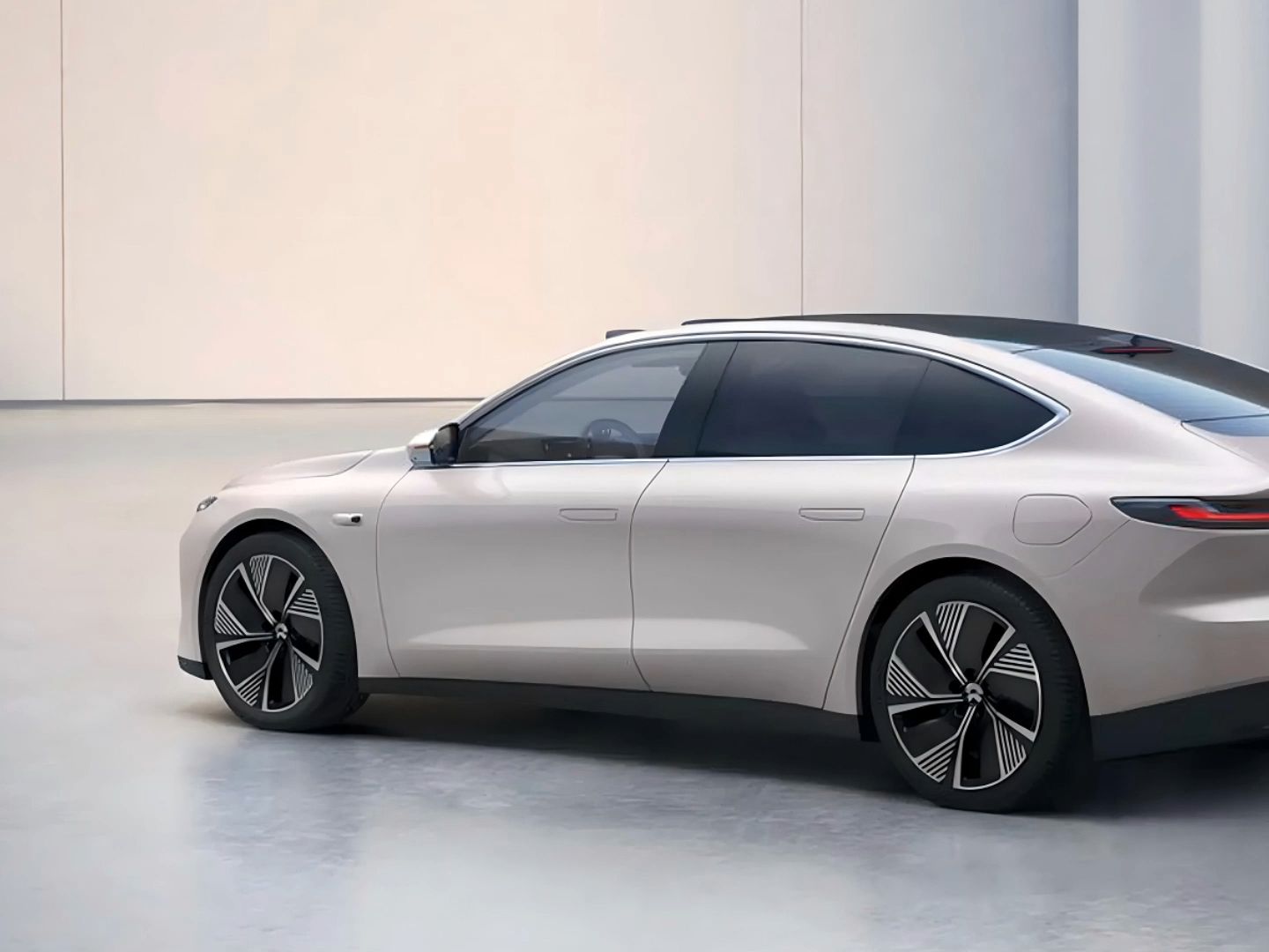 福耀玻璃获新专利：打造未来智能汽车的玻璃天线技术