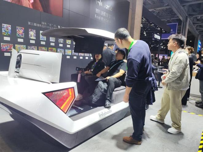 后排乘客可以直接在车内操作无人机起飞？！这样的车顶你见过吗