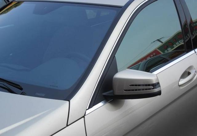 福耀玻璃新专利揭示汽车遮阳科技的未来：减少空间占用提升驾驶体验