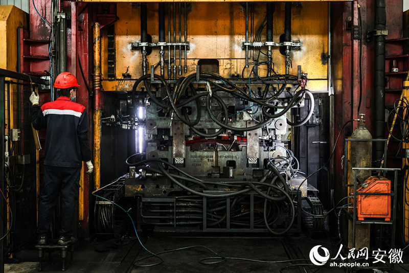 安徽蚌埠：手持“配套”链 舞出新“汽”势