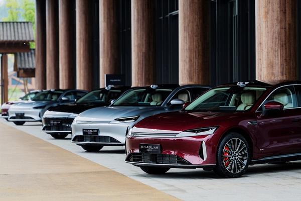 进化不止 风云A9L光辉（四驱）全球上市超级置换抢购价1719万元起(图2)