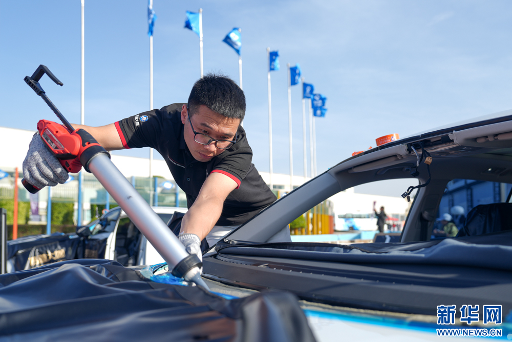 组图丨汽车玻璃安装维修技能哪家强？这些高手同场竞技-新华网