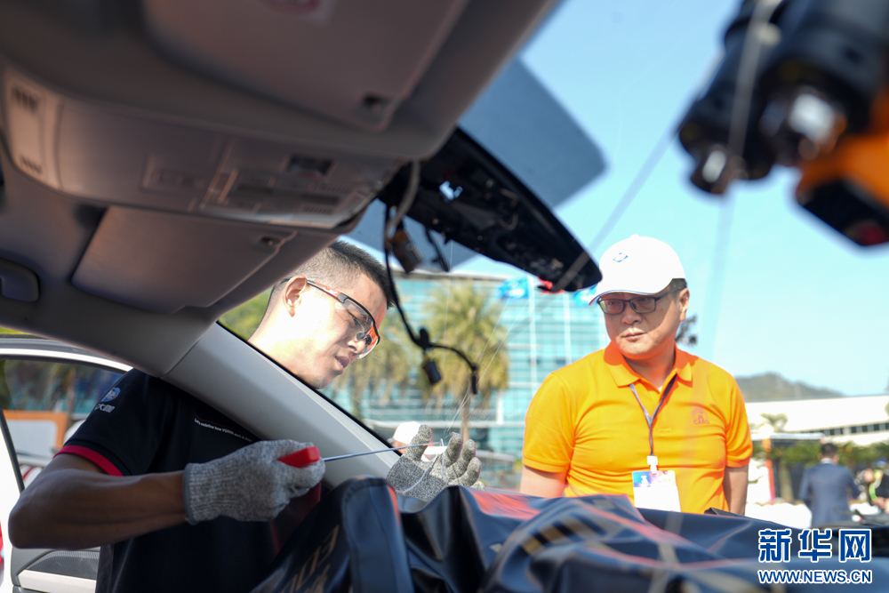 组图丨汽车玻璃安装维修技能哪家强？这些高手同场竞技-新华网(图2)