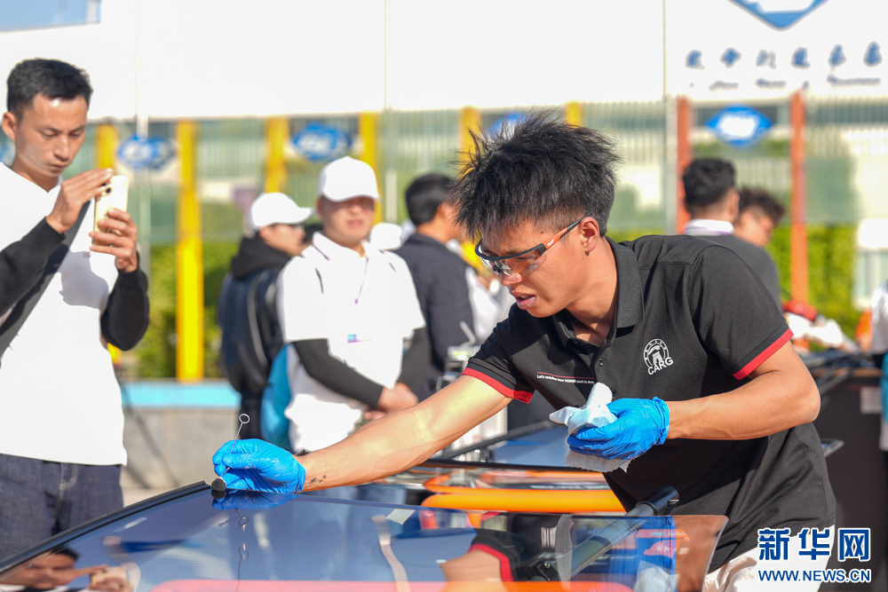 组图丨汽车玻璃安装维修技能哪家强？这些高手同场竞技-新华网(图3)