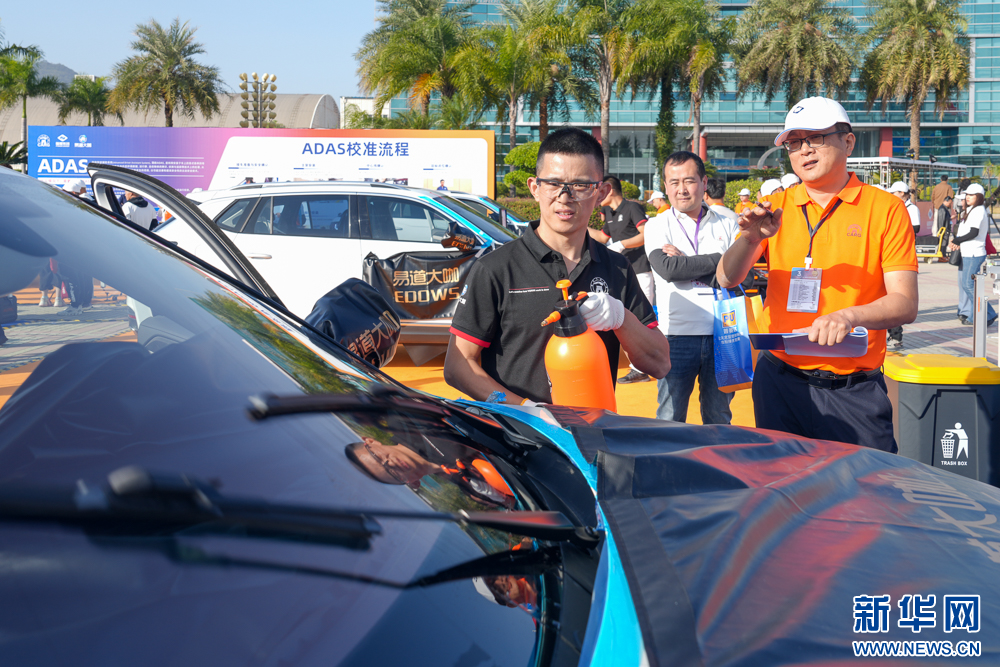 组图丨汽车玻璃安装维修技能哪家强？这些高手同场竞技-新华网(图4)