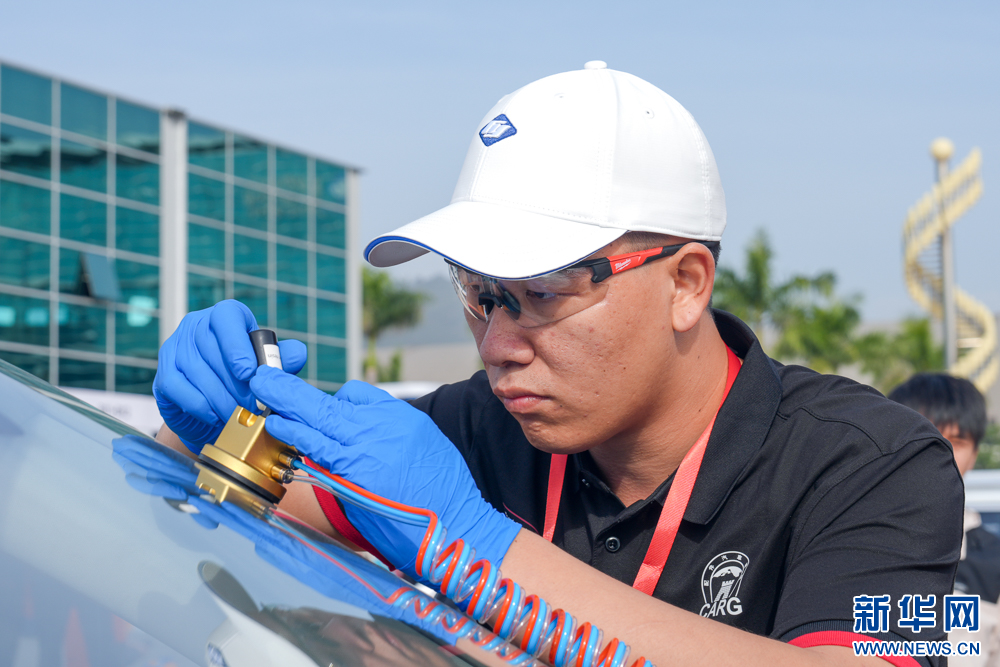 组图丨汽车玻璃安装维修技能哪家强？这些高手同场竞技-新华网(图8)