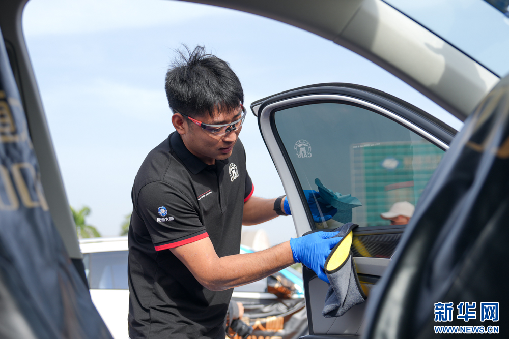 组图丨汽车玻璃安装维修技能哪家强？这些高手同场竞技-新华网(图9)