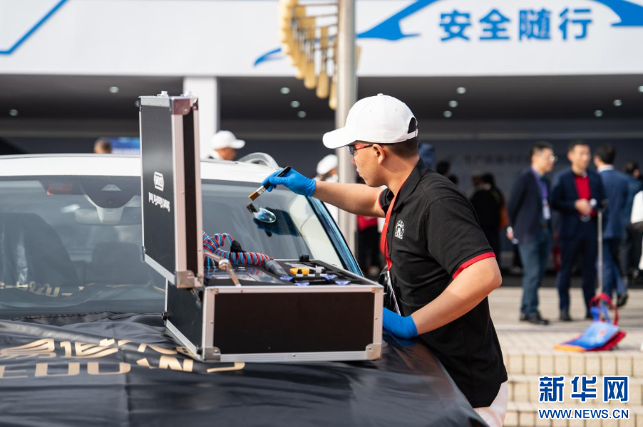 特写｜在“毫厘”间过招 汽车玻璃修复展现硬核技艺-新华网