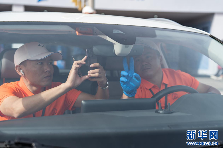 特写｜在“毫厘”间过招 汽车玻璃修复展现硬核技艺-新华网(图4)