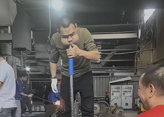 男子吹玻璃30年腮帮肿成“青蛙王子” 肌肉拉伤严重