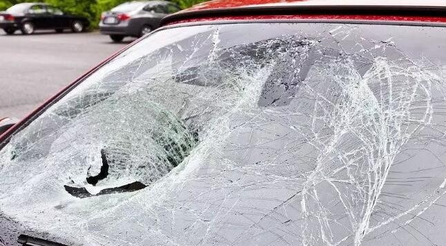 “玻璃全给打破了”“车底下漏油”“都看不见路”……凌晨西二环多车报警！