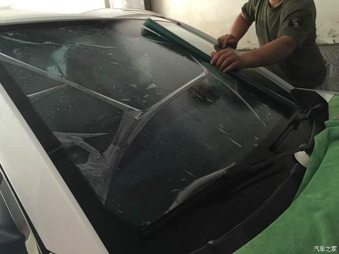 高速惊魂！宝马引擎盖突然躺陌生男喊“快死了”！真相藏着所有车主的保命课