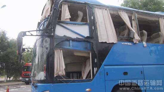 水泥罐车“从天而降” 车头变形严重