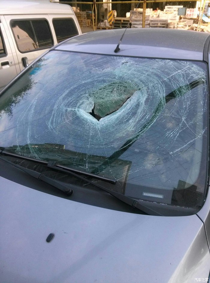 信义汽车部件申请汽车前挡玻璃透明度检测系统专利能一次性评估整个玻璃的透明度均匀性(图1)