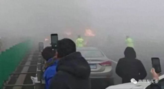 津蓟高速22车追尾8人受伤龙岩水泥罐车与公交相撞1死8伤！(图1)