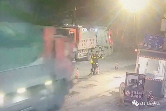 津蓟高速22车追尾8人受伤龙岩水泥罐车与公交相撞1死8伤！(图3)