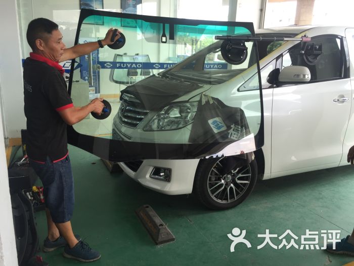 福耀玻璃：公司陆续推出轻量化的超薄玻璃、可以加热隔热的镀膜等数十款功能型创新产品(图1)